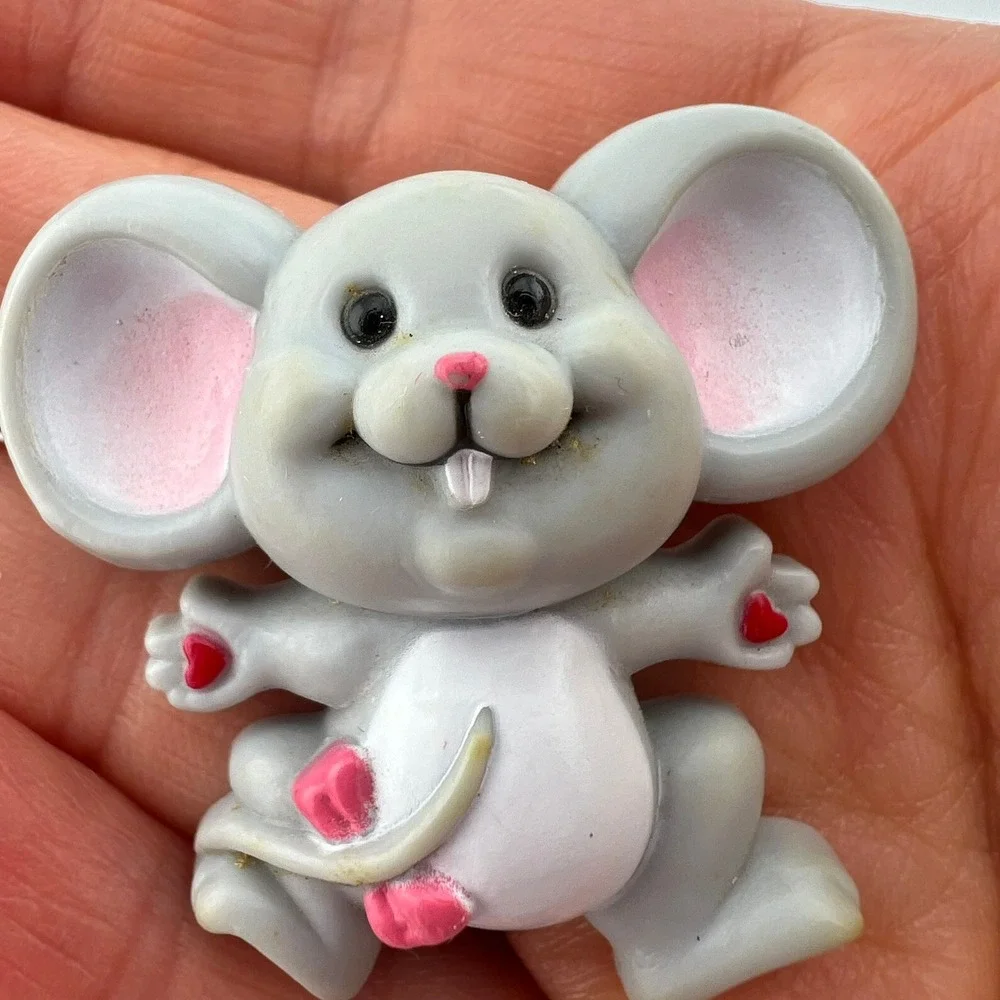 Russ Valentine Mouse Brooch‎ Pin Gray with Red Hearts Vintage 1990s